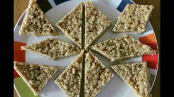 Я почти уверен, что 90% фишкян никогда не пробовали, и , боюсь уже и не попробуют настоящие гозинаки....
გოზინაკი (Гозинаки)
800-1500г очищенных грецких орехов, 1 кг меда
Это традиционное грузинское новогоднее лакомство. Рецепт из книги "Грузинские блюда" T.П. Сулаквелидзе.
Очищенные грецкие орехи положить на сковороду и слегка прожарить, потом нарезать тоненько острым ножом (можно и не очень тонко: половинки орехов на 4 части) . Мед влить в тазик для варенья, поставить на огонь и непрерывно помешивая кипятить. Когда мед уварится до такого состояния, что капля, налитая на блюдце не будет растекаться, всыпать в кипящий мед нарезанные орехи и непрерывно помешивая, продолжать варить до тех пор, пока мед не приобретет вкус жареного. Тогда выложить полученную густую массу на чистую деревянную доску, смоченную водой, и ложкой или скалкой, смачиваемой в холодной воде, разровнять ее, придав ей форму плоской пластинки 1/2 - 1 см толщиной.
Приготовленные таким образом козинаки немного остудить и нарезать ножом на ромбики.