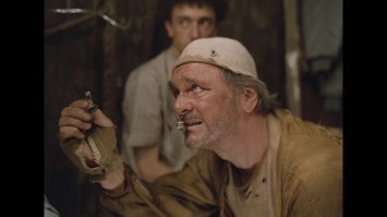 Этот харизматичный сотрудник РЖД определенно любит свою работу!