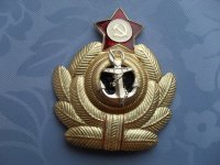 Кокарда ВМФ СССР. А сверху не октябрятский значок (с дедушкой Лениным), а звёздочка с серпом и молотом.