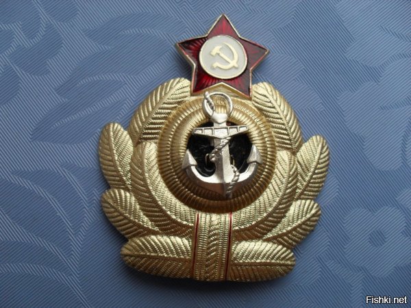 Кокарда ВМФ СССР. А сверху не октябрятский значок (с дедушкой Лениным), а звёздочка с серпом и молотом.