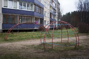 а у меня такая херня была:знаете такие шары железные в ссср были чтоб лазить(на фото почти такой только наш побольше был),рядом качели ну детская площадка ссср,ну и мы с другом договорились он меня раскачивает,ну и я прыгаю с раскачки в песок,раз два три и он сзади делает толчок а я прыгаю,но инерция придала мне ускорение не вперед а в верх .я сделал сальто мортале в верх подлетел выше этого шара и со всей дури животом об землю дыхание перебило но друг ржет и я ржу,а дышать не чем)чуть не сдох)