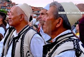 Да, были времена героев. А вот нынешние македонцы. Почему то они говорят на дикой смеси сербского и болгарского, с вкрапления турецкого и албанского языков. По гречески, языка Александра Македонского, не знают ни слова. Но они наследники Александра, ага.