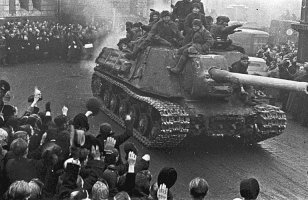 Стоит почитать известную на Западе книгу Осмара Уайта (Osmar White) – австралийского военного корреспондента, во время войны находившегося в Германии в составе американских войск. На основании своих газетных корреспонденций и дневников он написал книгу «Дорога Победителя», которая постоянно переиздается. 

Уайт вовсе не симпатизировал Советскому Союзу, даже наоборот. Он насмехается над грязными, засаленными фуфайками советских солдат в Берлине, над большим количеством «неграмотных азиатов» (никто тогда не считал это расистским выражением) и спесиво противопоставляет им чистеньких, с золотыми медалями американцев. Уайт искренне радуется, что «Трумэн и Черчилль дали русским по носу, заставив их убраться из половины Берлина», и т. д. 

Тем не менее Уайт честно описывает события и излагает лишь проверенные лично факты. Так вот, он немало написал о жестокости и мародерстве американцев: стариков и детей выгоняют в подвалы и на пепелища, чтобы занять их жилища, воруют все ценное и переправляют в США антиквариат, меха, радиоприемники и фотоаппараты, мебель и даже автомобили. 

И дальше: «Было совершено немало изнасилований. Количество их зависит от отношения старших офицеров. В некоторых случаях личности нарушителей установили, их судили и наказали. Некоторых солдат даже расстреляли, особенно в тех случаях, когда они оказались неграми. Однако я знал, что многих немок изнасиловали белые американцы. Никаких мер против преступников применено не было». 

Уайт утверждает, что один высокий командующий (не названный) говорил ему, что считает изнасилование «тем же сексом, только без разговора», и приказал командирам объяснять подчиненным, что немок можно легко укладывать в постель и без применения силы, а, например, подарив шоколадку. 

Честный Уайт описывает увиденное в освобожденном концлагере Бухенвальд, превращенном в лагерь для перемещенных лиц. Стоит процитировать: «Ряды бараков, на которых сотни восточных европейцев умерли от голода и болезней, обставили награбленной в Веймаре мебелью и превратили в бордель. Бордель процветает и поставляет сигареты и алкоголь в лагерь...» 

А что увидел Уайт в советской зоне оккупации? «В Красной армии царит строгая дисциплина. Число изнасилований, ограблений и издевательств у них не больше, чем в зоне оккупации американцев или англичан. Дикие истории о зверствах русских возникают из-за преувеличения и искажения частных случаев... Антирусская истерия раздувалась, распространялось множество сказок о жестокости русских, поэтому шеф англо-американского бюро собрал журналистов и сказал: «Помните, среди немцев существует сильное и организованное движение, чтобы посеять слухами и сплетнями недоверие между союзниками. Немцы надеются немалого добиться, посеяв среди нас вражду. Я предупреждаю вас: не верьте немецким сказкам о русской жестокости, не проверив факты». 

Одна женщина рассказала мне историю о жестокости русских, от которой волосы встали дыбом. В конце концов она признала, что единственное, что видела собственными глазами, – как пьяные советские офицеры стреляли из пистолетов по бутылкам». 

Любопытно в книге Уайта и описание того, как в советской оккупации быстро, не в сравнение с американской или британской, было обустроено снабжение гражданского немецкого населения едой, питьевой водой, организованы общественные работы по восстановлению разрушенного. В то время как американцы только начинали думать над новыми – денацифицированными – школьными программами, в советской зоне уже работали школы, в которых преподавали освобожденные из концлагерей учителя-антифашисты, пишет Уайт. 

Приказы приказами, скажет читатель, но они не опровергают совершенных преступлений. По крайней мере приказы опровергают разрешение «на три дня», которое «Закрытая зона» пыталась «пришить» Жукову. Да, вопрос остается: а сколько было таких преступлений? 

Сосновский из «Закрытой зоны», вспомним, заявлял: «По разным данным, были изнасилованы от полутора до двух миллионов немецких женщин и даже детей». Что это за «разные данные»? В каких архивах нашел Сосновский эту статистику и сравнил? Уверен, что в архивах он не сидел. Потому что статистики такой не существует – никто еще не взял на себя труд подытожить цифры из донесений командиров и приговоров трибуналов.