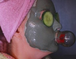 "Девочки, на ноготочки!": 15 примеров потрясающе безвкусного маникюра, на который нашлись клиентки