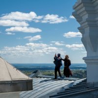 В 2017 там был, получилось на крышу попасть!