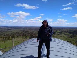 В 2017 там был, получилось на крышу попасть!