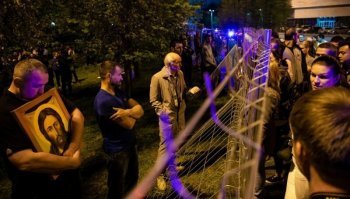 Кстати, отличное символичное фото, отражающее суть религии - ЗАБОР между людьми.