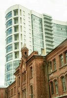 таких пейзажей везде дофига. у нас в городе есть вообще прикольный дом, старый отремонтированный, а вокруг его новый.

но тут есть несколько причин такого контраста. 
так как городу нас не такой старый, но долго был закрытый, то у нас в весь центр был в деревяшках и старых кирпичках. у нас перед администрацией района оч долго стояли старые деревянные. сейчас уже на их месте несколько элитных жилых комплексов. но там местные жители деревяшек оч торговались долго, просили бешеных денег. вот с кем договорились, выкупили, с кем не договорились, дома сожгли. и центр такой был, но тут другая ситуация, власти бы готовы снести дома и построить посерьезнее, так нельзя, потому что дома несут историческую ценность, и их по документам нельзя сносить. а ремонтировать их оч-оч дорого. вот и стоят. так что в 70% случаях это не показатель типа нищета и богатеи, а просто или жадность, или упрямство или историческая ценность.
у нас один чувак рядом с элитными домами свой дом так и не продал. теперь контраст. не хочет переезжать и продавать.