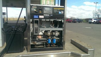 gas pump с английского вроде бензоколонка, а не газовый насос.