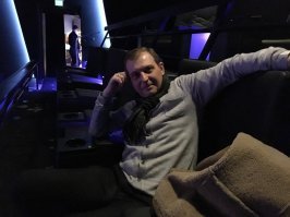 Рига . Хоть ноги вытягивай , цена на 2 евро больше но у тебя куча плюсов можно выходить в бар брать напитки и заходить назад .