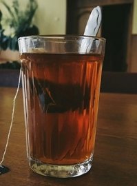 До сих пор чай по утрам с него пью