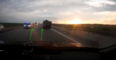 Водила газели красавец, водила машины гибдд тоже, а почему? Смотрим на скриншот, у кого есть мозг меня поймет. И кстати когда встречный поток оживленный машины гибдд, скорой и тд никогда не лезут на встречку!!!!, Они расталкивают свой поток!

PS В майанутое мудачье может дальше тут минусить и втирать про слуг народа, в РФ то все нормально в этомплане, это у них там клоуны в президентах.