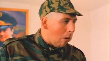 Главное буфет. Грыжа на голодный желудок - это не дело.
Вот когда я в армию уходил, мы на заводе съели семь ящиков оладий. Меня весь цех провожал.
(С) ДМБ