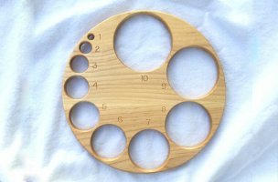 Эта деревянная штука - для отмеривания количества спагетти! На 1 человека, на 2 и так далее!