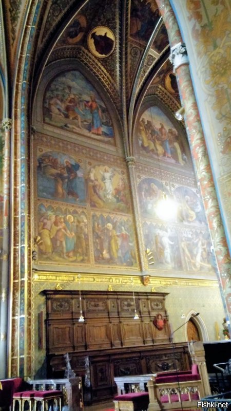 Спасибо.Хороший пост.Ров у входа- теннисный корт и несколько снимков из храма.удивительно красивые скульптуры в парке А последнее здание необычной формы, которое видно с крепомтной стены- 2 остановки метро Район Панкрац.