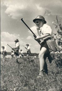 К вопросу о моде: да, так ходили, а при учениях действиям при Газовой атаке, в ходе которой, скорее всего и сделано это фото, волосы надлежит закрывать головным убором... Это ТБ, товарищъ)))