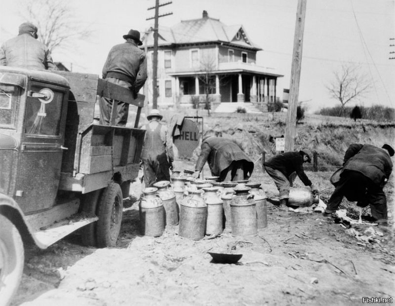 Фермеры сливают молоко в сточную канаву во время Великой депрессии. США, 1930-е