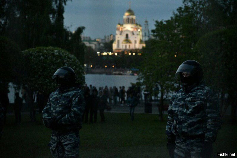 "На месте этого сквера и стояла церковь, которую снесли большевики"

ты если лижешь царский филей по своему скудоумию, 
то хоть подготовься, а то серебро не заплатят. вот та церковь