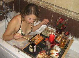 Принимать ванну в одежде??? <span style='color:gray'>[мат]</span>-бо на всю голову...
