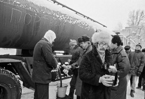 В 80-х учился в мореходке во Владике на мысе Эгершельда...От морпорта там были тупиковые жд/пути,и,частенько туда загоняли порожние и полные цистерны из под/с вино-водочной продукцией,в основном коньяк(уж не помню какого розлива) и вино( Краснодарское и Грузия).Курсантики эту тему пробили быстро....Дешево и оченнно сердито!
