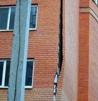 Вот раньше мыслимо такое? Раньше каменщики так дома клали, что 152-мм снарядами не снести было. А теперь джамшуты и прочие молдаваны настроят... А главупыри все хотят увеличить количество мигрантов