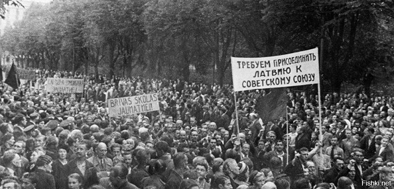 аннексия прибалтики, латыши против оккупации, протестуют.))