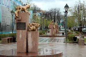 У нас в Тюмени есть алея кошек с памятниками в благодарность за их труд во время войны.
