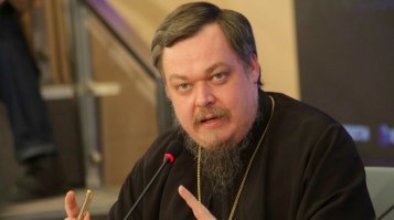 Этот дол*б работает вообще? Его рожа мелькает чуть ли не на каждом канале.