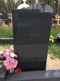 Кладбищенские приблуды и щепотка изысканного чёрного юмора