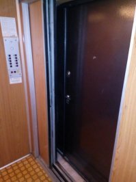 Офигенная идея. Если вы скооперировались с соседями или выкупили весь этаж. Правда, я не знаю, что по поводу этого думают всякие там пожарные и прочие товарищи.