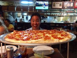 Девушки любят пиццу