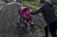 Кто ж так по бездорожью коляску катает? Тяжело и сломать можно.

Вот так надо!