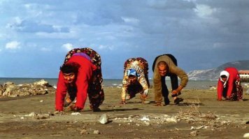 Это редкое генетическое заболевание - СЮТ (Синдром Унера Тана), связанная с неправильным развитием мозга. Она не только на четверинках бегает, но еще и даже нормально общаться не может.