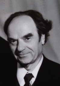 на самом деле, как говорил мой дед, достаточно надеть орденскую планку - и сразу понятно кто и за что перед тобой.