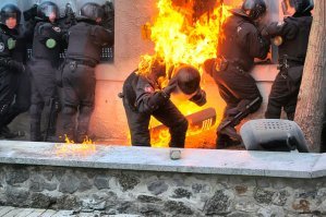 Сжатые кулачки уже появились, призывы к насилию, а вот и травля силовиков пошла.
Пацаны, помните о вот этом: