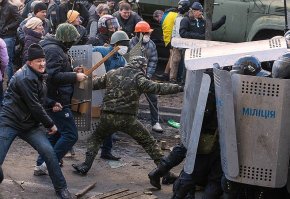 Сжатые кулачки уже появились, призывы к насилию, а вот и травля силовиков пошла.
Пацаны, помните о вот этом: