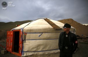 К сожалению и в монгольской семье не без урода."Цагаан Хасс"-монгольская неонацистская организация.