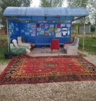 К такой остановке подъезжает автобус, ездящий каждые 3 часа. "Ожидающие" машут рукой, мол, уезжай, мы на следующем! :)