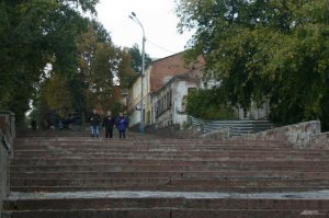 Было время, когда каждый уважающий себя областной центр должен был иметь памятники архитектуры. И чем их больше - тем больше он себя уважал. А вот про то, что эти памятники еще и ремонтировать надо, да не абы как, а чтоб "как було" - никто не задумывался. Вот теперь и стоят эти развалюхи в центрах областных центров. И у нас такие есть...