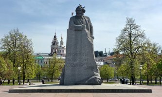 Тормунд с трехглазыми воронами на голове зовет пролетариев(одичалых) обьединяться.