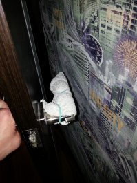 В детской мне помогло только ЭТО.
Теперь только мягкая выямка в бетоне, но она не выделяется.