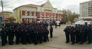 Сейчас в Архангельске, очередной митинг по поводу строительства мегаполигона для московского мусора. Нагнали зверья, черным черно!