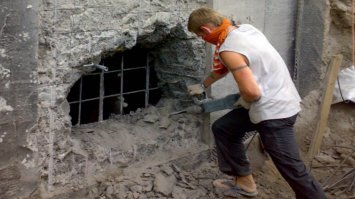 Из-за такой "красоты" этот чувак и стену бы проломил.