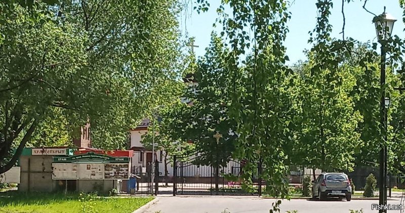 Эх молодцы Екатеринбуржцы! У нас несколько лет назад то же проходили митинги против строительства. В старом парке на Головинских прудах рядом с Академией гражданской авиации вывесили объявление, что будут строить часовеньку и не более. Собирались вырубить деревья которые жильцы высаживали в 60-х и 70-х годах. Да проходили слушанья в Управе района. Правда в рабочее время и за закрытыми дверьми. Жильцов на голосование и на слушанья так и не допустили.
Сказали, что построят маленькую часовеньку. И всё, а в итоге...
Да построили, но потом домик для попа рядом и обнесли всё забором. Хотя рядом во дворах есть церковь XVII-XVIII века, но она для НИХ не интересна.