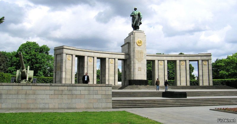 Памятник надо ставить всем тем, кто давил террористическую гадину. А не террористам и радикальным исламистам. Ты таблетки с утра не принял что ли ? 
А чтобы у тебя еще сильнее подгорело, вот тебе мемориал павшим советским воинам в Германии.