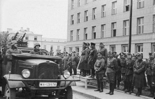 Извольте, сударь:
22 сентября 1939 года, город Брест. 
Войска проходят перед крохотной трибуной, на которой стоят офицеры. Ровно как вы и просили.