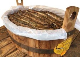 Жаренные на углях, потом - в дубовых боченках, под пресом, в собственном соку/желе - и с холодной, вкусной, запотевшей...