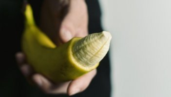 Hot dog это дословно возбужденная собака (кобель). Картинку специально прилагаю на примере банана для особо впечатлительных. Оригинальную версию можно увидеть на улице. Можете минусить.