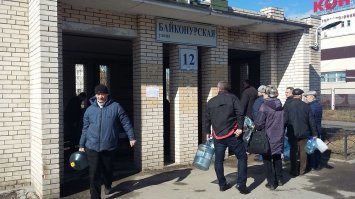 Кстати, у Водоканала есть общедоступные бесплатные источники. Вот один из них. Люди окрестных домов набирают бесплатную воду. Вода эта лучше водопроводной по составу и чистоте.