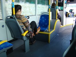 В Израиле в общественном транспорте такая фигня практически на каждом шагу. Причём копыта свои ставят НА СИДЕНЬЯ!